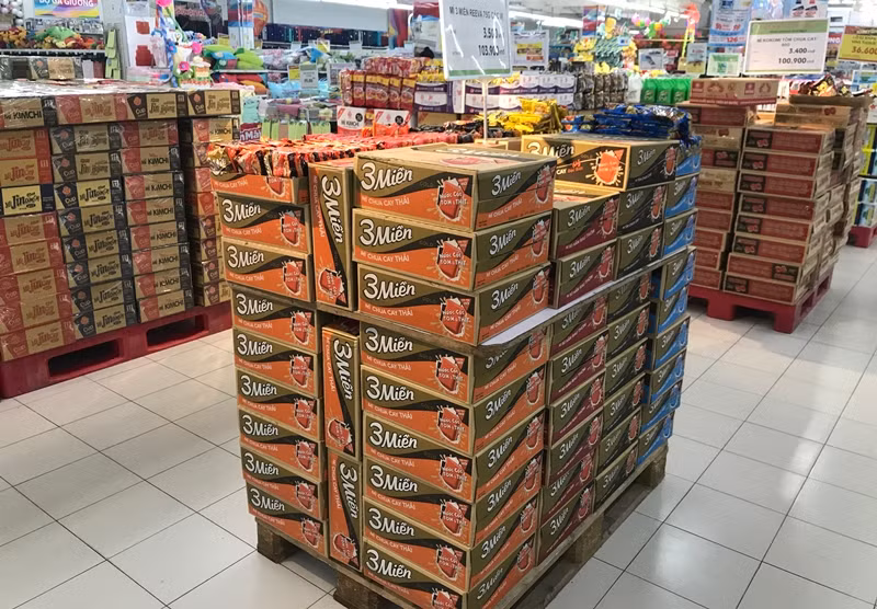 Thùng mì gói các loại được xếp đầy và bày ở nhiều khu vực giúp khách hàng dễ dàng chọn mua.