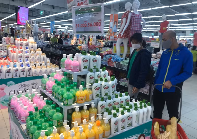 Khách hàng tha hồ lựa chọn sản phẩm nước rửa tay, gel sát khuẩn khô đề phòng lây nhiễm dịch bệnh COVID-19.