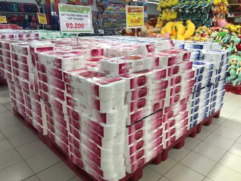 Khu gian hàng bày bán giấy vệ sinh đầy ắp sản phẩm.