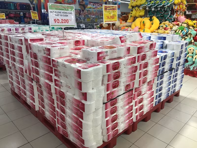 Khu gian hàng bày bán giấy vệ sinh đầy ắp sản phẩm.