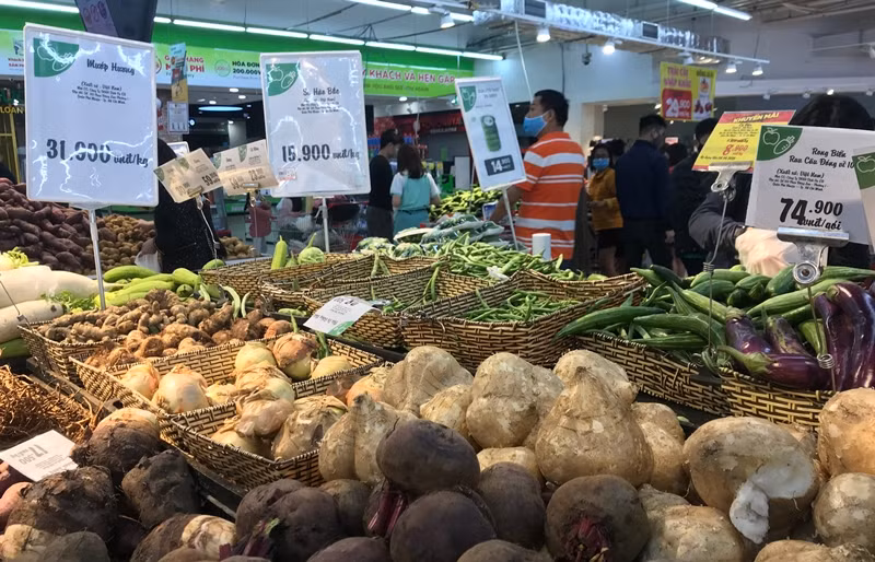 Rau củ quả vẫn là mặt hàng được khách hàng chọn lựa mua nhất.