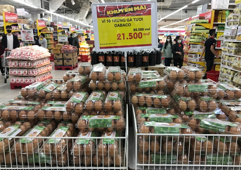 Trứng được xếp đầy các kệ phía gian hàng thực phẩm. Mặt hàng này được siêu thị khuyến mãi để hỗ trợ khách hàng và kích cầu tiêu dùng.