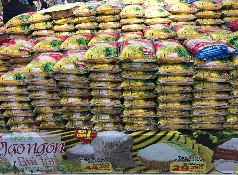 Chia sẻ với báo chí trước đó, đại diện siêu thị Big C Thăng Long cho biết vẫn cam kết phục vụ đủ hàng cho người dân, người dân không cần tích trữ quá nhiều, các mặt hàng đều được giữ nguyên giá, cam kết không tăng.