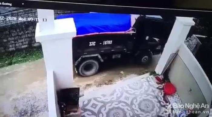 Tam giu tai xe xoa hien truong sau khi lui xe can be trai tu vong