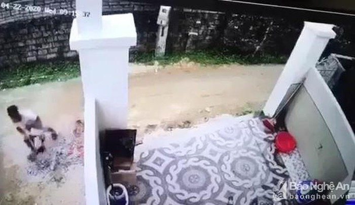 Tam giu tai xe xoa hien truong sau khi lui xe can be trai tu vong-Hinh-2