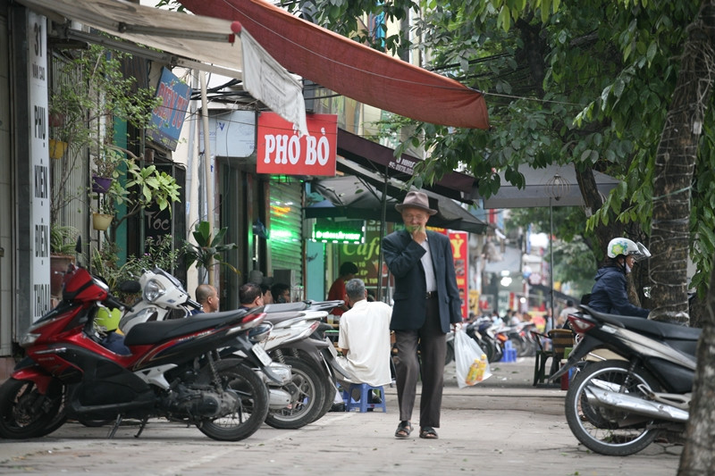 Có thể thấy, các quán ăn dường như thưa vắng trong ngày đầu nghỉ lễ. (Ảnh chụp trên phố Văn Cao).