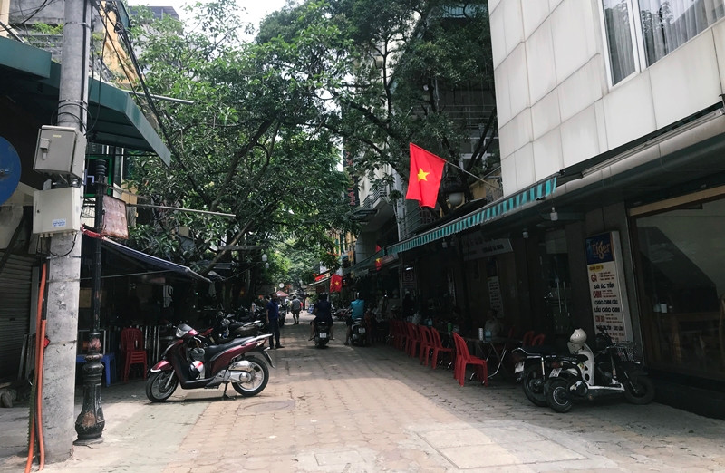 Phố ẩm thực Tống Duy Tân cũng chung cảnh tượng với nhiều con phố ở Hà Nội đìu hiu khách.