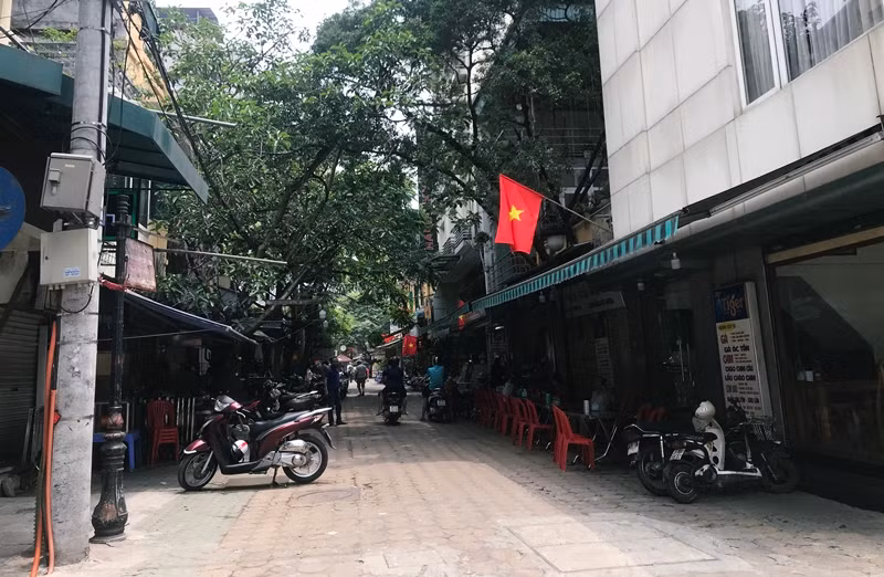 Phố ẩm thực Tống Duy Tân cũng chung cảnh tượng với nhiều con phố ở Hà Nội đìu hiu khách.