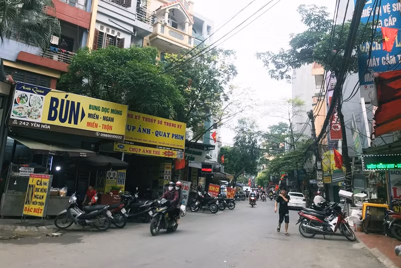 Thậm chí, có quán ăn chỉ lẻ tẻ vài ba vị khách ghé vào. (Ảnh chụp trên phố Trung Kính).