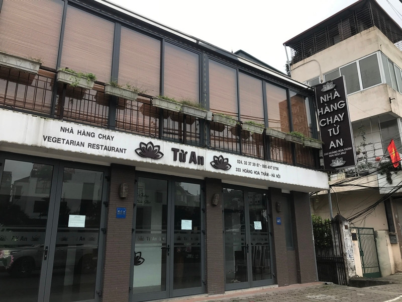 Tương tự, một số nhà hàng khác nằm trên đường Hoàng Hoa Thám (Hà Nội) cũng đóng cửa im lìm.