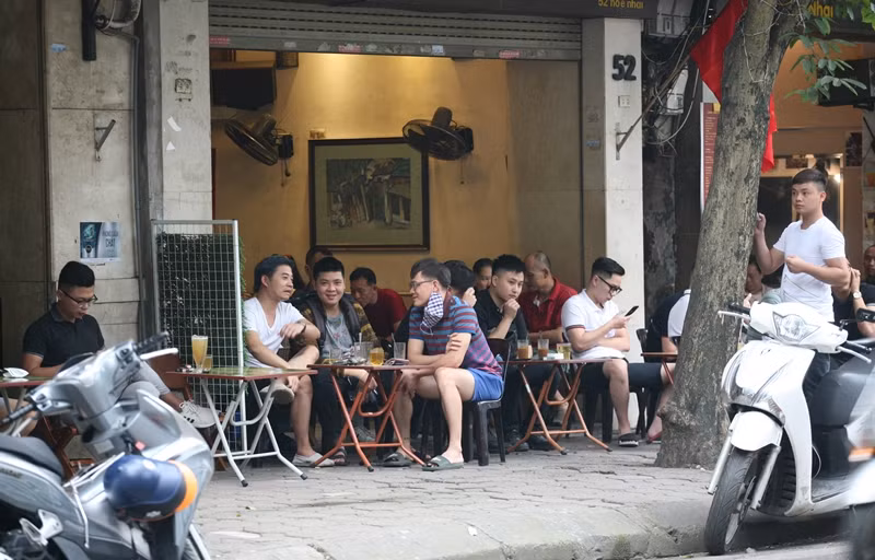 Lượng khách đến các quán cà phê trên phố Phan Đình Phùng dường như chật kín chỗ.