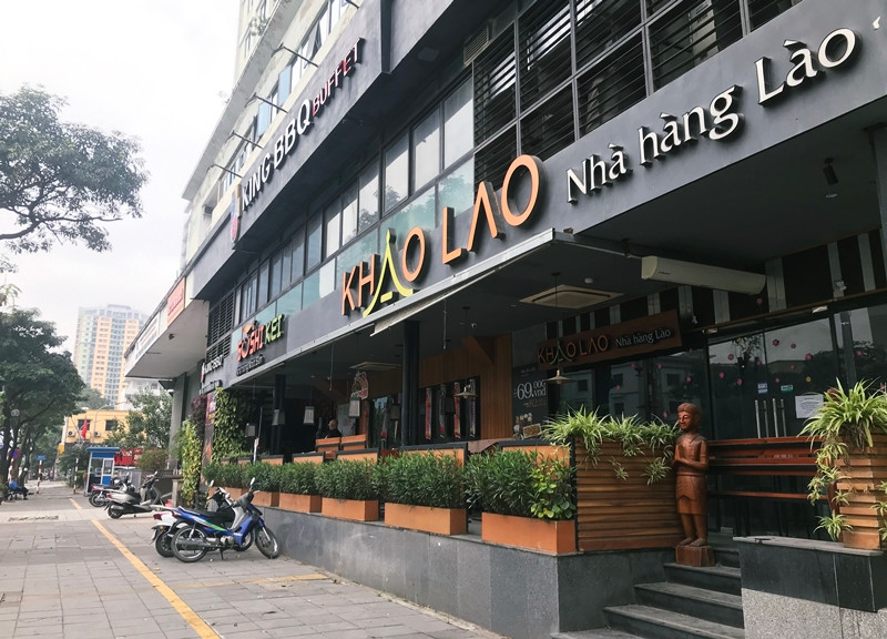 Ghi nhận của PV Kiến Thức trưa ngày 30/4 (ngày đầu tiên của kỳ nghỉ Lễ 30/4-1/5) cho thấy, nhiều nhà hàng lớn nằm trên đường Nguyễn Chí Thanh (Hà Nội) vẫn đóng cửa.