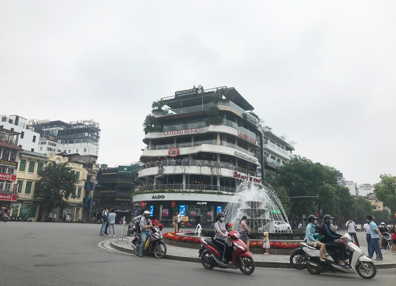 Tòa nhà "Hàm cá mập" đã mở cửa trở lại, lượng khách trong buổi trưa ngày 30/4 cũng khá đông đúc.