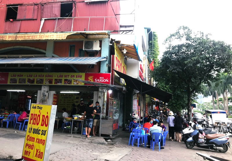 Bên cạnh những nhà hàng lớn, thì hầu hết các cửa hàng, quán ăn nhỏ lẻ ở bình dân Hà Nội vào trưa ngày 30/4 vẫn có khách, nhưng lượng người vào không đáng kể. (Ảnh chụp trên phố Văn Cao).