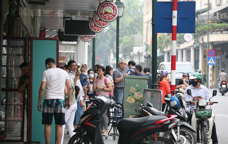 Kem Tràng Tiền Hà Nội cũng khá hút khách.