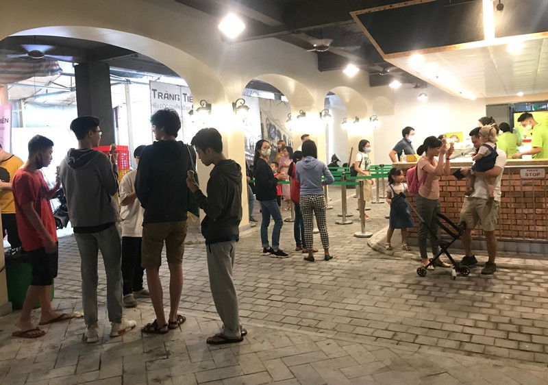 Mặc dù bên trong quầy bán kem Tràng Tiền đang sửa chữa, nhưng lượng khách hàng vẫn kéo vào đây nhộn nhịp.