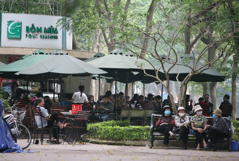 Conifer Bốn Mùa ở bờ Hồ cũng chật kín khách.