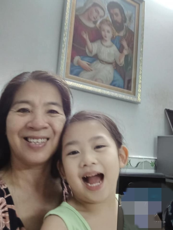 Trước đó, ông bà ngoại chính là người sẽ nuôi dưỡng bé Lavie sau khi Mai Phương qua đời trên cơ sở pháp lý, tuy nhiên do đã quá tuổi lao động và Phùng Ngọc Huy tha thiết muốn nuôi con nên bố mẹ nữ diễn viên quá cố đã đồng ý để bố Lavie đón con gái qua Mỹ chăm sóc.