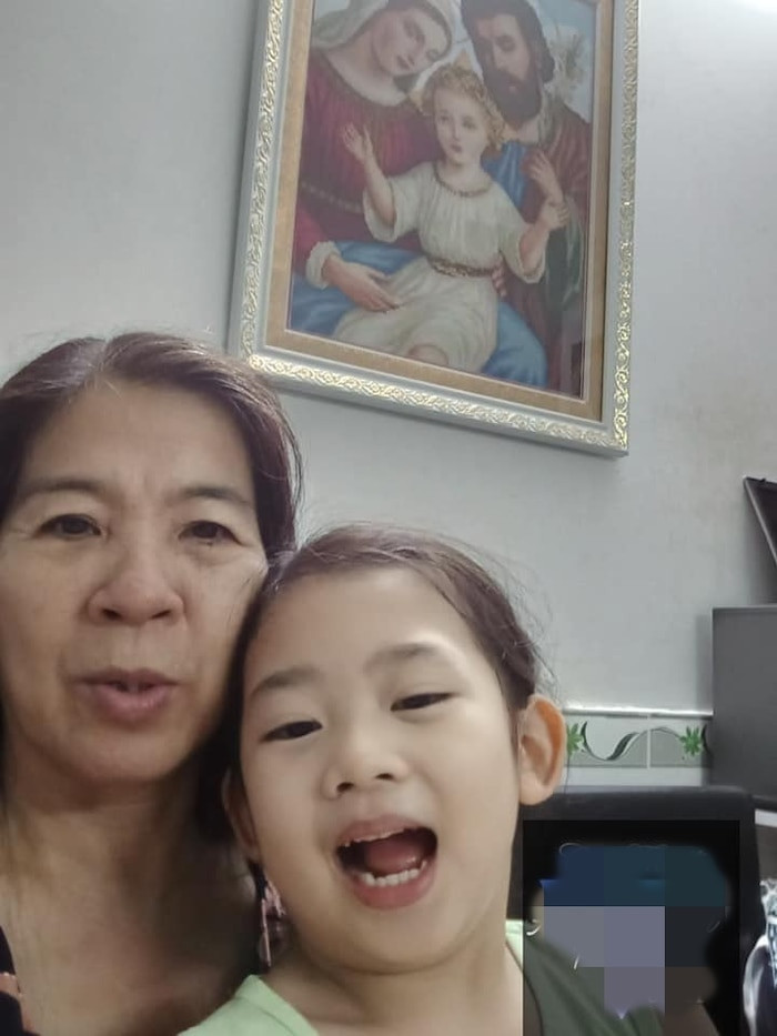 Hai ông bà từng chia sẻ rằng: “Nếu người bố có thể nuôi cháu thì vợ chồng tôi đồng ý ngay. Trường hợp bố của Lavie không nuôi thì ông bà ngoại chăm sóc. Chúng tôi đã nuôi cháu từ nhỏ rồi”.