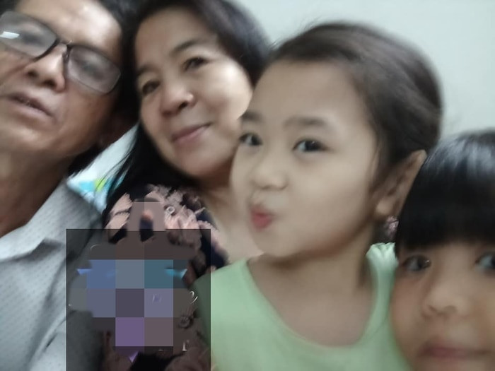 Bố mẹ của Mai Phương tới thăm cháu gái sau khoảng thời gian xa cách vào tối ngày 23/4.