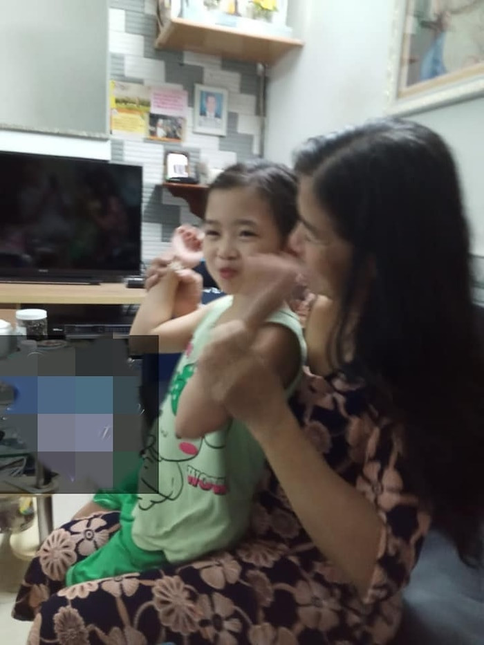 Anh viết: “Vấn đề ông bà chụp ảnh với Lavie, tôi xin nói luôn là ông bà qua nhà 2 bạn đang hỗ trợ giúp anh Huy (bảo mẫu) chăm Lavie gần 4-5 tiếng nhưng chẳng hỏi cháu như thế nào và gần về thì rủ cháu ra chụp để có hình làm những chuyện thế này để làm gì?...