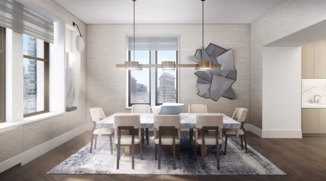 Sàn gỗ cứng được lát khắp căn hộ nhằm tôn lên vẻ đẹp sang trọng. Phòng ăn trang nhã, mang tông màu be chủ đạo với những nội thất đơn giản nhưng được bài trí tinh tế.