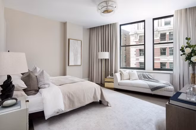 Phòng ngủ mang những gam màu trung tính cùng sàn gỗ cứng vừa gợi cho gia chủ những cảm giác nhẹ nhàng, bình yên, vừa tạo sự ấm cúng, gần gũi.