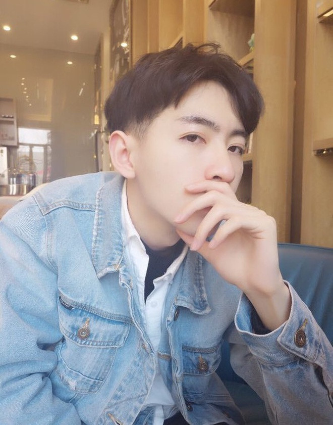 Ôn Đông từng có thời gian theo học Đại học Nambu tại Hàn Quốc. Sau đó, anh trở về nước theo đuổi đam mê Toán học và giảng dạy. Hiện trang cá nhân của "thầy giáo soái ca" có gần 1 triệu người theo dõi. Anh cũng thường xuyên chia sẻ nhiều kiến thức Toán cho học sinh tại trang cá nhân.