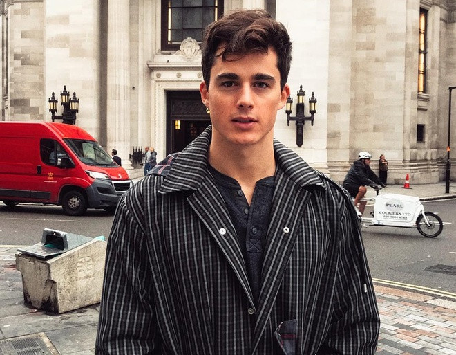 Năm 2015, Pietro Boselli (32 tuổi, người Italy) được nhiều dân mạng ưu ái gọi bằng cái tên "thầy giáo dạy Toán quyến rũ nhất thế giới", sau khi loạt ảnh chụp lén anh được học sinh chia sẻ trên các diễn đàn. Gương mặt điển trai, thân hình chuẩn cùng chiều cao 1,85 m của thầy giáo trẻ được nhận xét không hề thua kém diễn viên, người mẫu chuyên nghiệp.