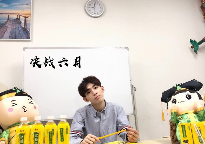 Ôn Đông (28 tuổi, Trung Quốc) được nhiều người biết tới khi tham gia một chương trình truyền hình. Thầy giáo trẻ sở hữu vẻ ngoài điển trai, đậm chất thư sinh và chiều cao 1,83 m. Nhiều người cũng nhận xét Ôn Đông trông trẻ hơn nhiều so với tuổi, trông không khác sinh viên đại học.