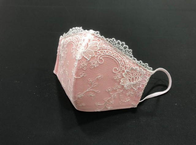 Hang noi y Nhat Ban chuyen sang san xuat khau trang ren “quyen ru”-Hinh-2