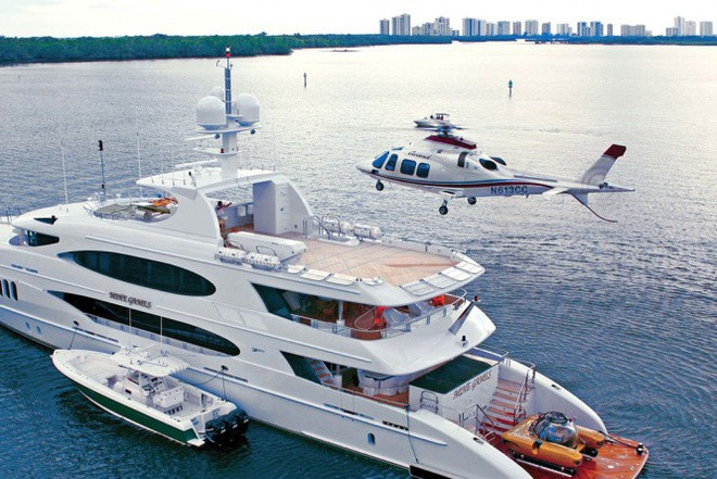 Tuy nhiên, các tỷ phú, khách hàng giàu có thường không ở liên tiếp trên du thuyền trong một thời gian dài. Họ có thể sử dụng trực thăng để đến nhà hàng, hộp đêm trên đất liền và sau đó quay trở lại du thuyền để nghỉ ngơi. Ảnh: Charter World.