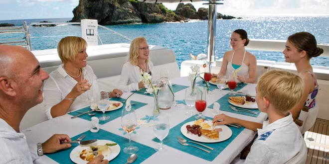 Những gia đình nào có con nhỏ sẽ được cung cấp các khóa học nấu ăn và khoa học - kỹ thuật độc đáo để các đứa trẻ có thêm những phút giây thú vị trên du thuyền. Ảnh: Xenia Charters.