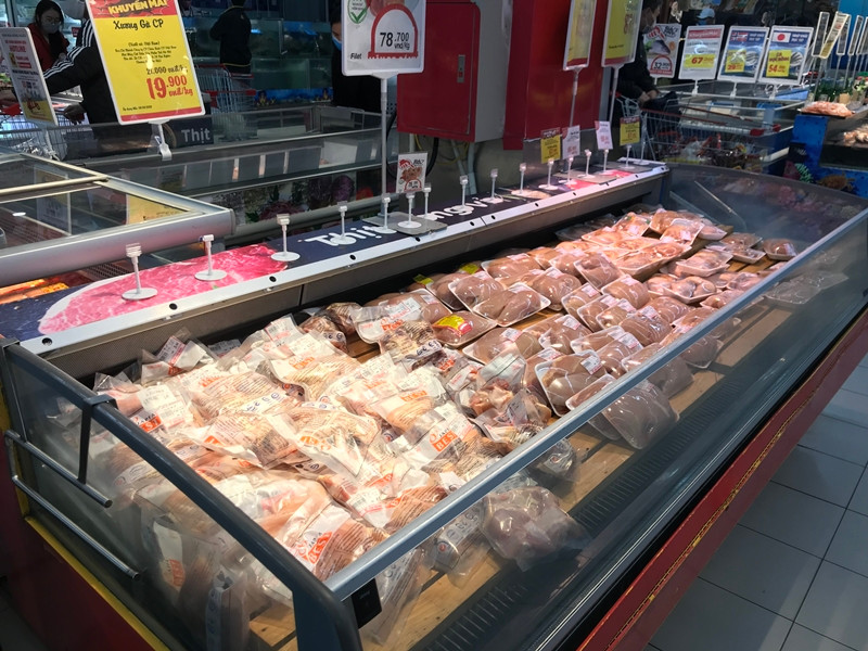 Các tủ thực phẩm thịt tươi sống tràn ngập, khách không lo thiếu hàng.