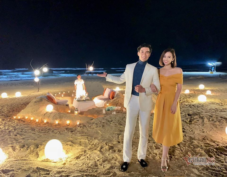 Hậu trường cảnh quay lãng mạn ở tập 10. Trên phim "anh - em" ngọt ngào là thế nhưng ngoài đời Lã Thanh Huyền lại là chị vì cô hơn Nhan Phúc Vinh 1 tuổi.