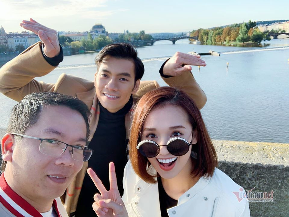 Nhan Phúc Vinh và Lã Thanh Huyền tranh thủ chụp ảnh với đạo diễn Bùi Tiến Huy.