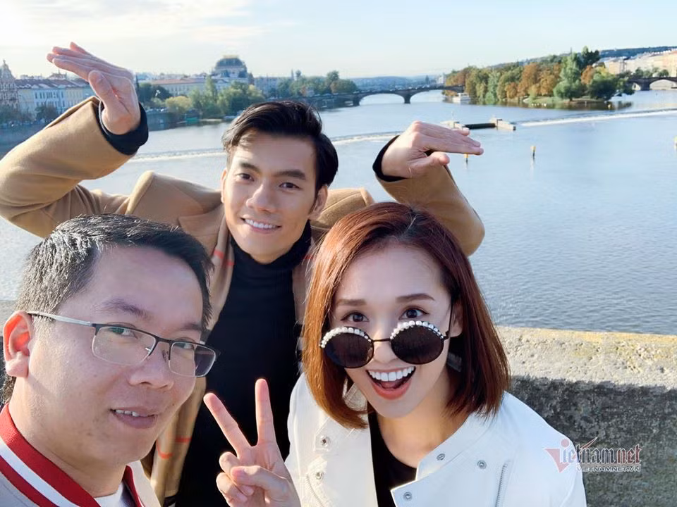 Nhan Phúc Vinh và Lã Thanh Huyền tranh thủ chụp ảnh với đạo diễn Bùi Tiến Huy.