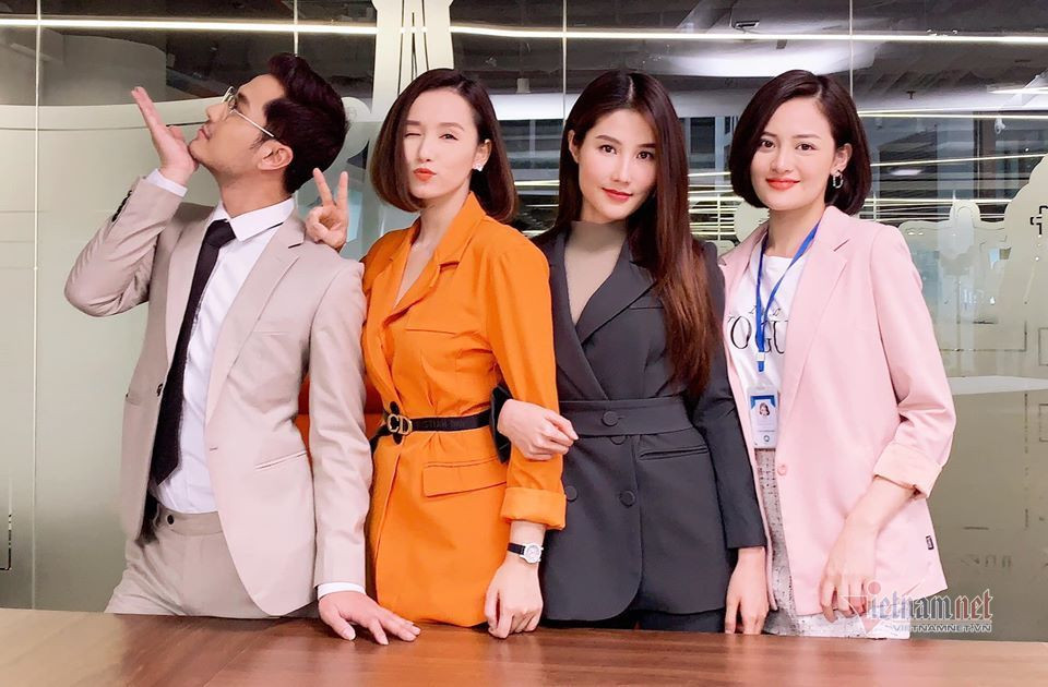 "Rất hiếm khi được đi quay với chị bạn thân thế này nên cũng hứng thú hơn, không khí ở đoàn cũng vì thế mà vui và đỡ căng thẳng hơn. Đùa cợt như thế nhưng khi quay lại "ánh mắt hình viên đạn" ngay, nhân vật nào trở về đúng nhân vật đó. Tuệ Lâm lại là 1 bà phó tổng ghê gớm sắc sảo, Phương lại là nhân viên trượng nghĩa song hết phim lại cười nói rôm rả ôm nhau vui vẻ", Huyền Lizzie kể.