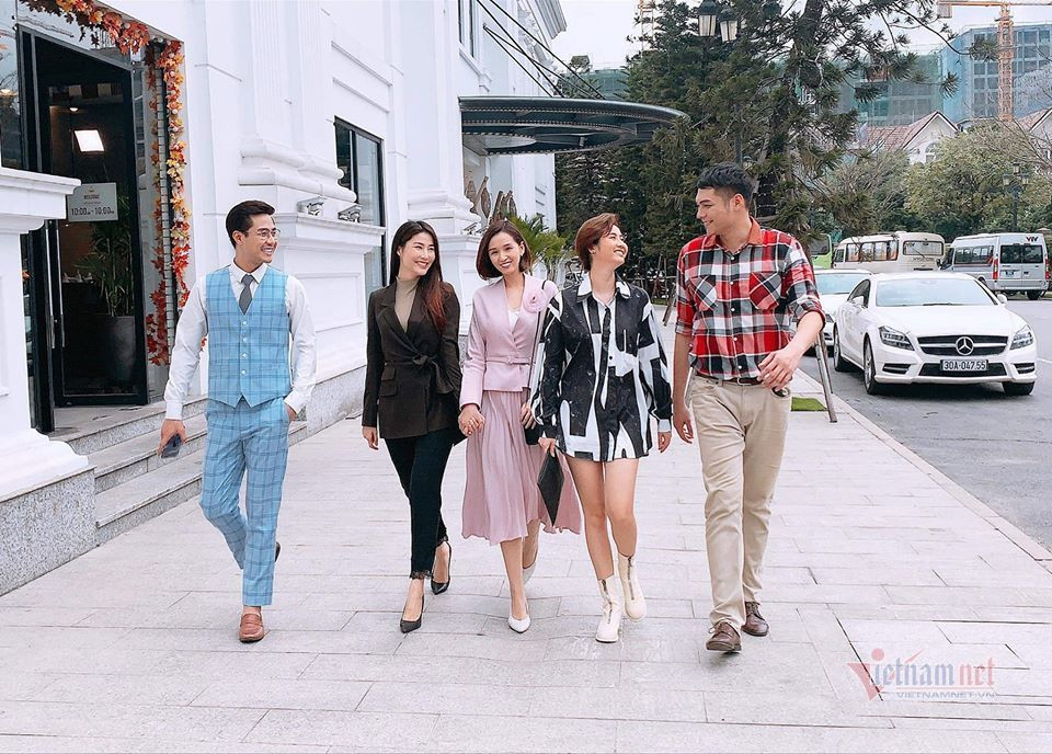 Còn Lã Thanh Huyền chia sẻ với VietNamNet: "Tôi chủ động tạo ra mối quan hệ vui vẻ và thân thiết với các bạn diễn để chúng tôi có một sự kết hợp ăn ý và làm việc hiệu quả. Ngoài đời chúng tôi cũng là một team rất vui. Vì sự thân thiết nên chúng tôi khá quậy trên trường quay, đôi khi tôi và Diễm My, Huyền Lizzie, Thuỳ Anh, Diễm Hương còn làm đạo diễn phát cáu vì 'buôn dưa lê' nhiều quá. Cảnh quay cứ có mấy chị em là quậy tưng cả đoàn lên".