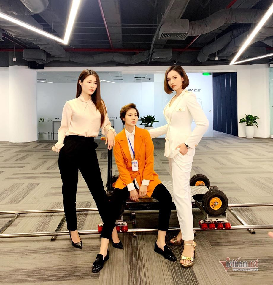 Diễn viên Huyền Lizzie (vai Phương) chia sẻ với VietNamNet về hậu trường phim: "Chúng tôi luôn gọi chị Lã Thanh Huyền là chị đại của nhóm. Ở đâu có chị Lã là buồn cười, cứ sểnh ra mọi người lại buôn chuyện với nhau. Khi chị Huyền chưa đến đoàn không khí trong đoàn rất bình thường nhưng chỉ cần xuất hiện là từ diễn viên đến hoá trang đều nhao nhao buôn chuyện, đến mức còn sao nhãng công việc chính của mình".