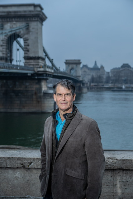 Trong thời gian bị hôn mê, tiến sĩ Eben kể rằng đã nhìn thấy một nguồn sáng xuất hiện chầm chậm từ phía trên, thả xuống rất nhiều tia sáng màu bạc và vàng rực rỡ.