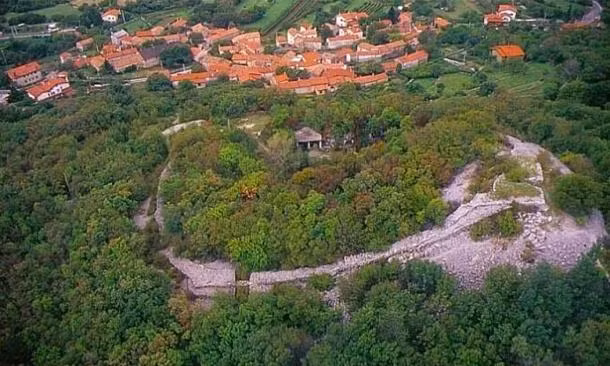 Ngôi làng Rupinpiccolo từng tồn tại một pháo đài kiên cố được xây dựng từ những năm 1800 trước Công nguyên - 1650 trước Công nguyên. Vào khoảng 2.600 năm trước, pháo đài tại làng Rupinpiccolo bị bỏ hoang.