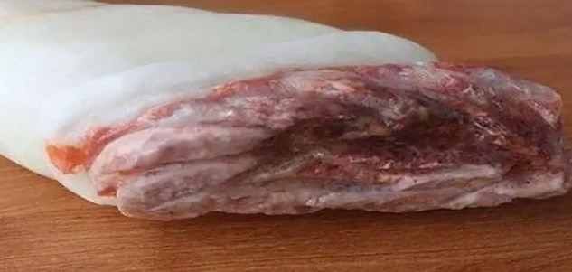 Sau đó, ông mang viên đá trông giống "chân giò lợn" rửa sạch bùn đất và thấy nó rất sáng, giống như pha lê. Vì vậy, ông suy đoán đó có thể là một hiện vật quý giá.