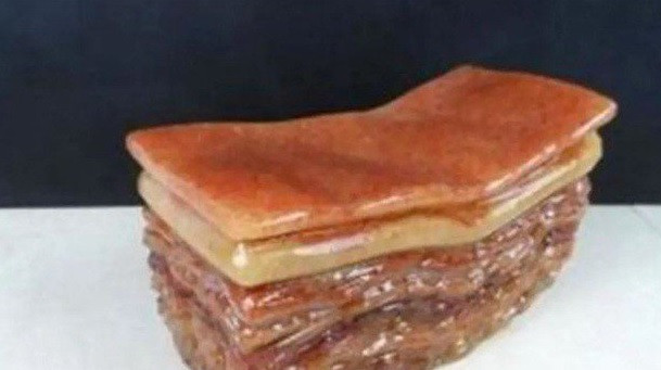 Để biết được câu trả lời chính xác, ông mang viên đá trông giống "chân giò lợn" tới gặp các chuyên gia văn hóa địa phương để nhờ họ thẩm định.