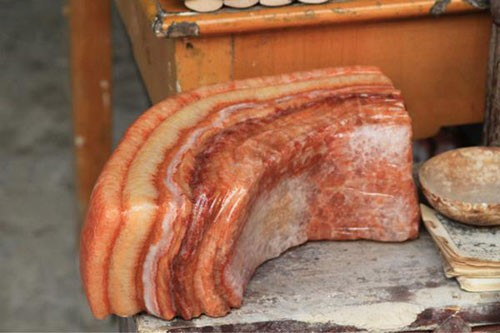 Việc ông tìm thấy một viên "đá lợn" quý hiếm, được chạm khắc tỉ mỉ nhanh chóng thu hút sự quan tâm của công chúng. Nhiều người tìm đến nhà của ông để tận mắt chiêm ngưỡng.