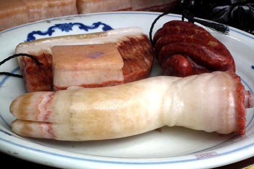 Do viên đá mà người đàn ông tìm thấy có hình dáng và màu sắc giống chân giò lợn nên nó được gọi là "đá lợn".