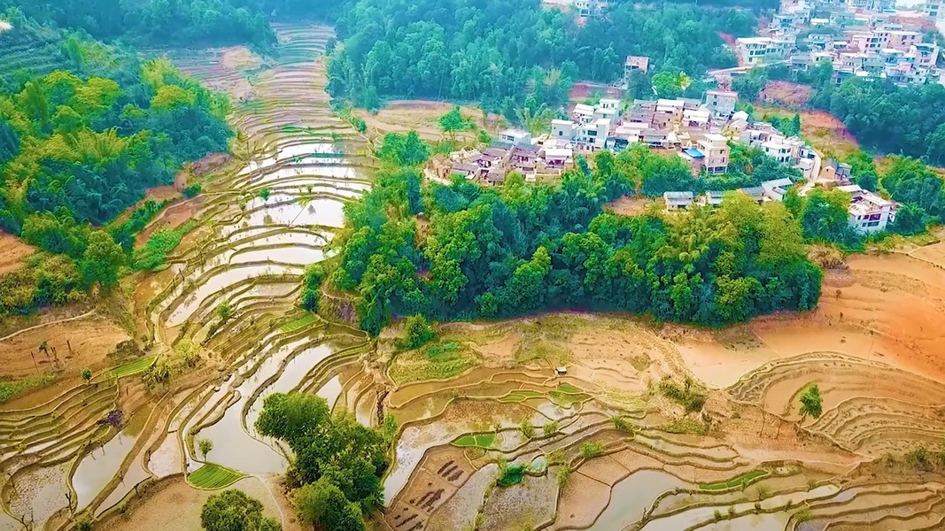 Ngôi làng tương đối nhỏ, chỉ có 50-100 hộ gia đình được xây dựng trên những thửa ruộng bậc thang 