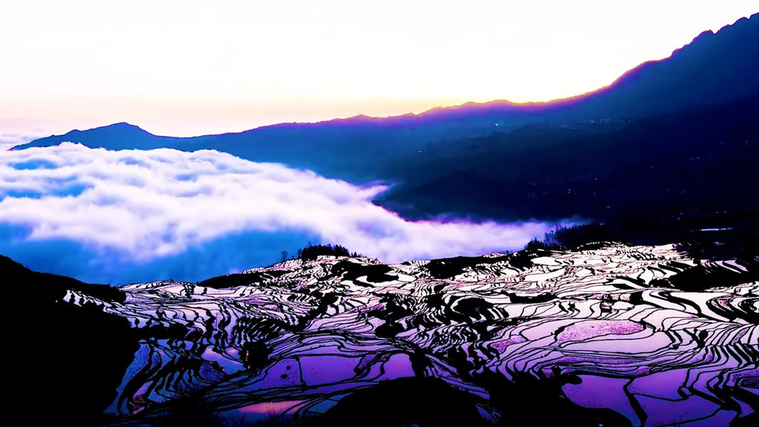 Nếu bước đi trên con đường này vào sáng sớm, du khách sẽ có cảm cảm giác như cỡi trên đám mây bồng bềnh bởi đây phủ đầy sương mù