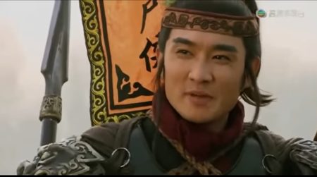 Đổng Bình là vị đầu lĩnh thứ 15 của Lương Sơn Bạc. Vị anh hùng này giỏi chiến đấu, mỗi lần ra trận đều dùng 2 cây thương và hai lá cờ thêu câu đối "Anh hùng song thương tướng - Phong lưu vạn hộ hầu". Do vậy, ông được mệnh danh là Song thương tướng.