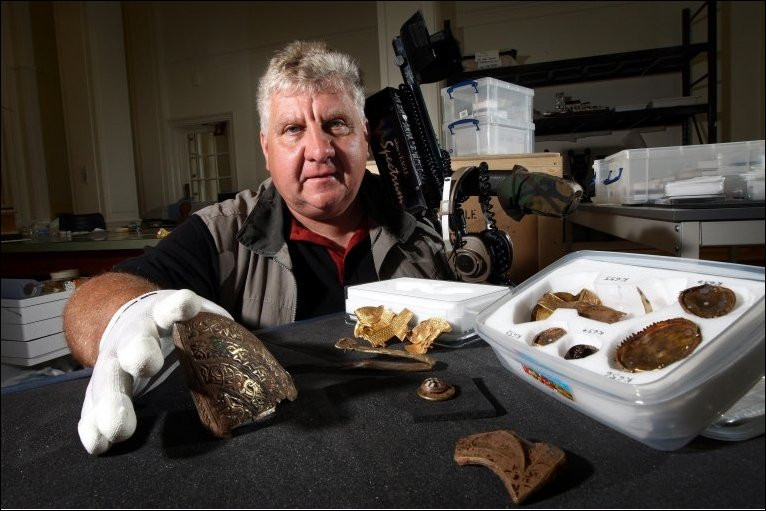 Kho báu mà ông Herbert tìm thấy gồm: gần 700 cổ vật đặc biệt được tìm thấy trong 4.600 mảnh vỡ. Tổng cộng có gần 4 kg vàng và 1,7 kg bạc.